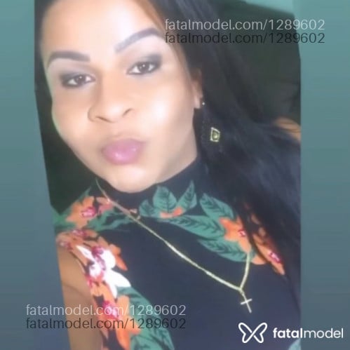 Acompanhante travesti com cabelo colorido de olhos mel - Amanda