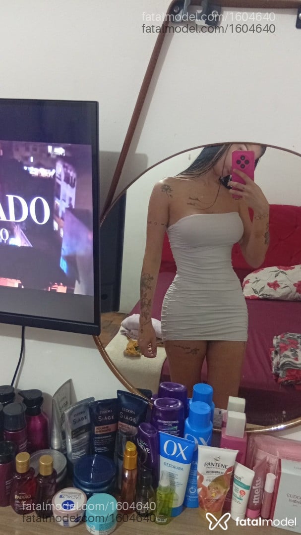 Acompanhante mulher trans com cabelo castanho de olhos castanhos - Morena