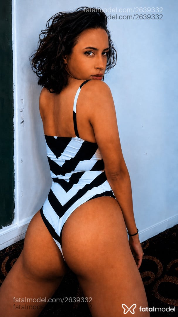 Acompanhante mulher trans com cabelo castanho de olhos castanhos - Renata