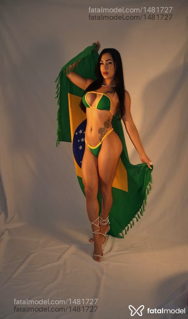 Acompanhante mulher trans morena (o) de olhos castanhos - Máxine