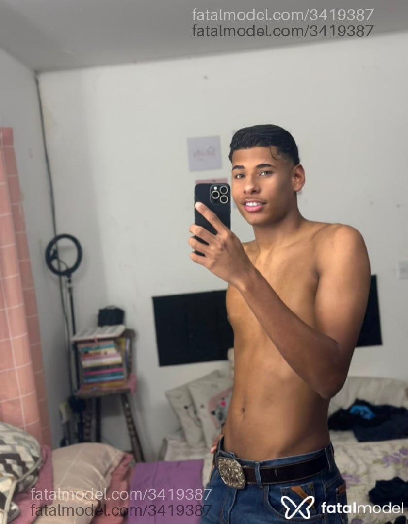Acompanhante homem com cabelo castanho de olhos verdes - Michelmarque Acompanhante homem com cabelo castanho de olhos verdes - Michelmarque