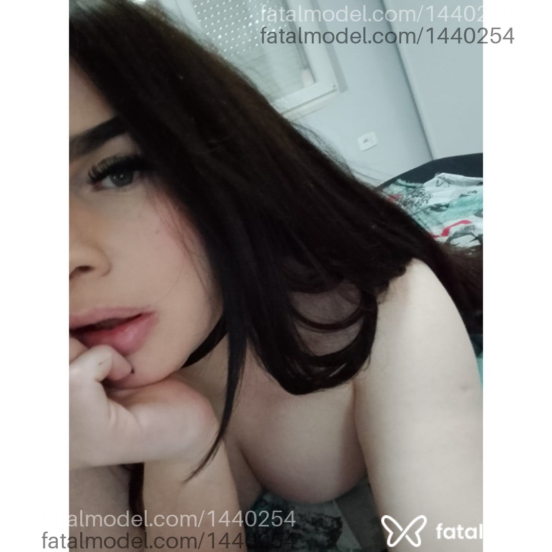 Acompanhante mulher trans com cabelo castanho de olhos verdes - Bruna Rafaela