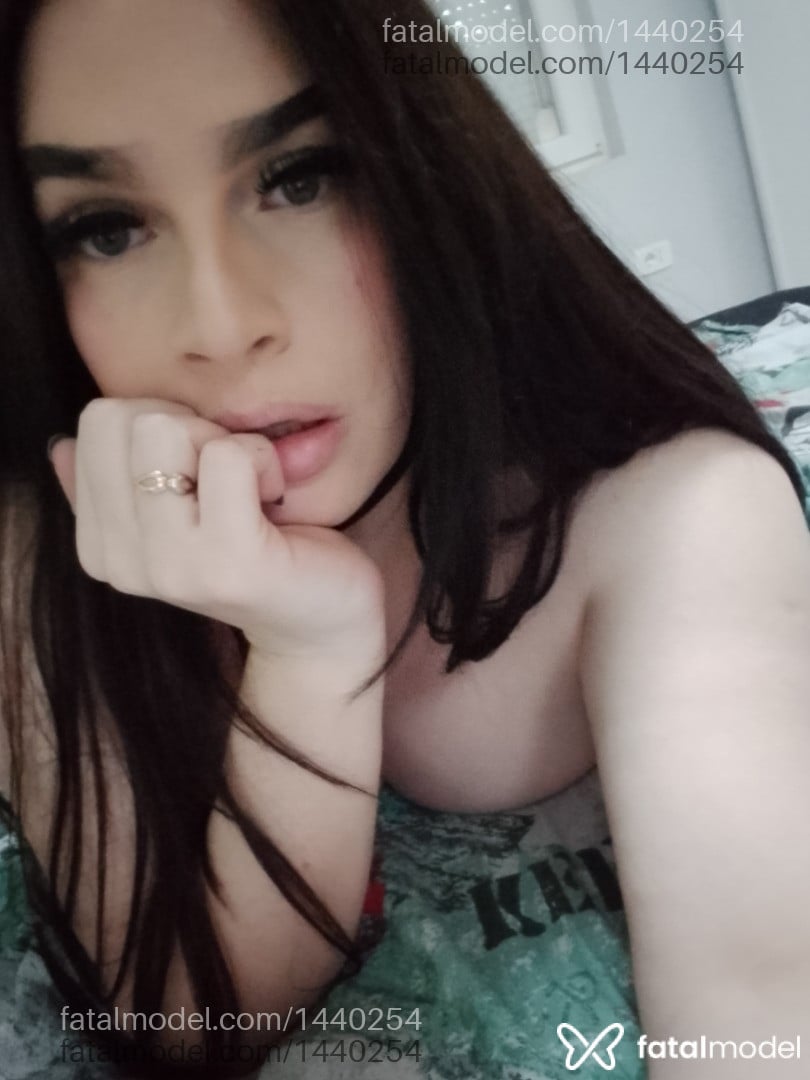 Acompanhante mulher trans com cabelo castanho de olhos verdes - Bruna Rafaela