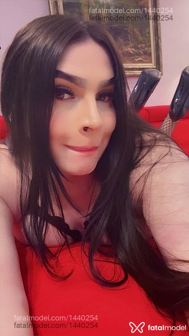 Acompanhante mulher trans com cabelo castanho de olhos verdes - Bruna Rafaela