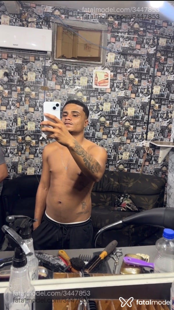 Acompanhante homem morena (o) de olhos pretos - Pretinho