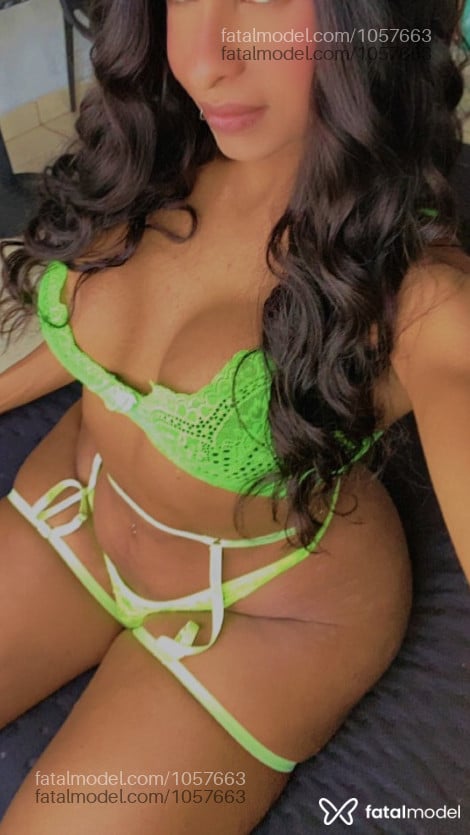 Acompanhante mulher trans morena (o) de olhos castanhos - Gabizinha Ben