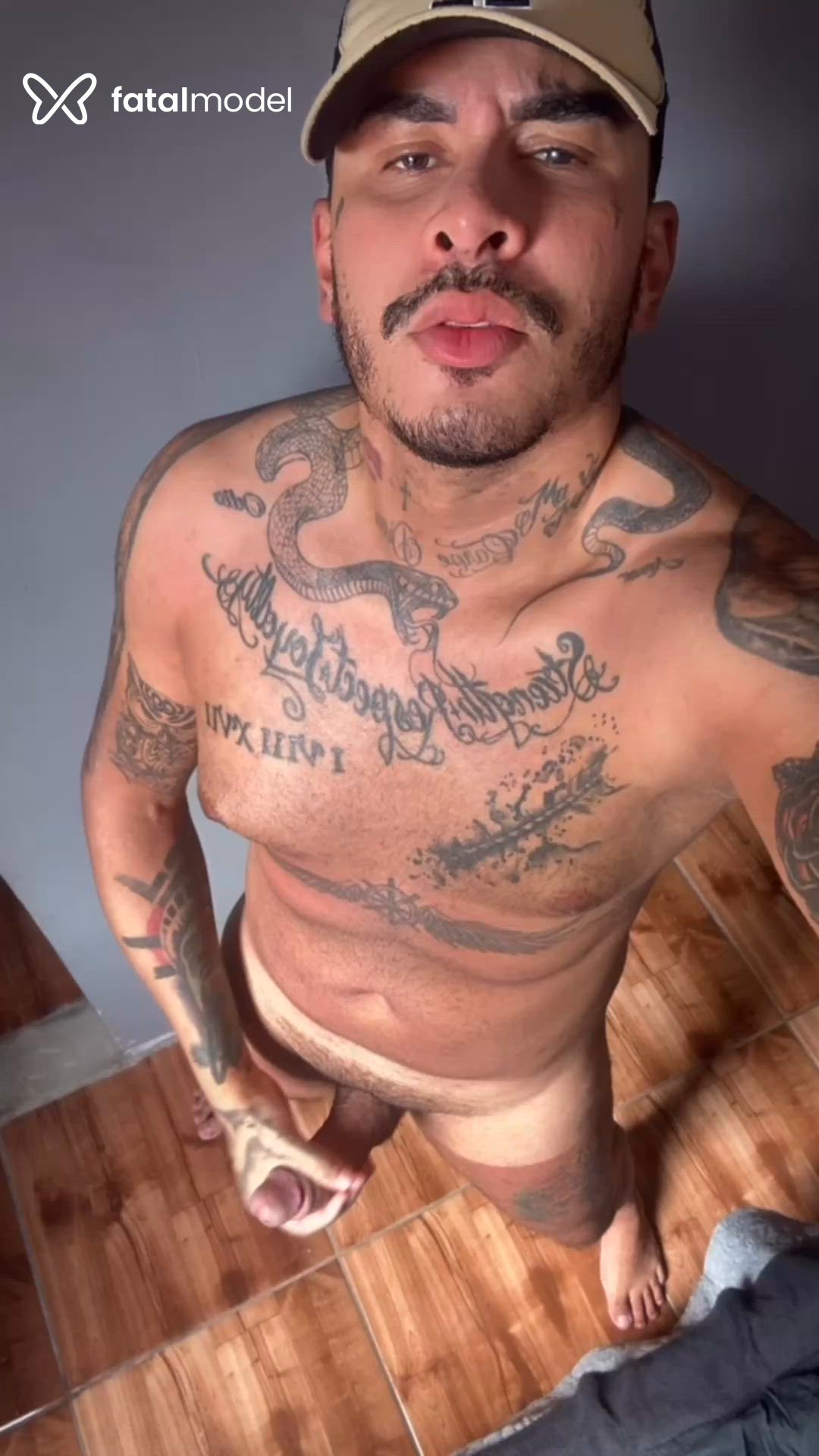 Acompanhante homem morena (o) de olhos castanhos - Morenotatuado