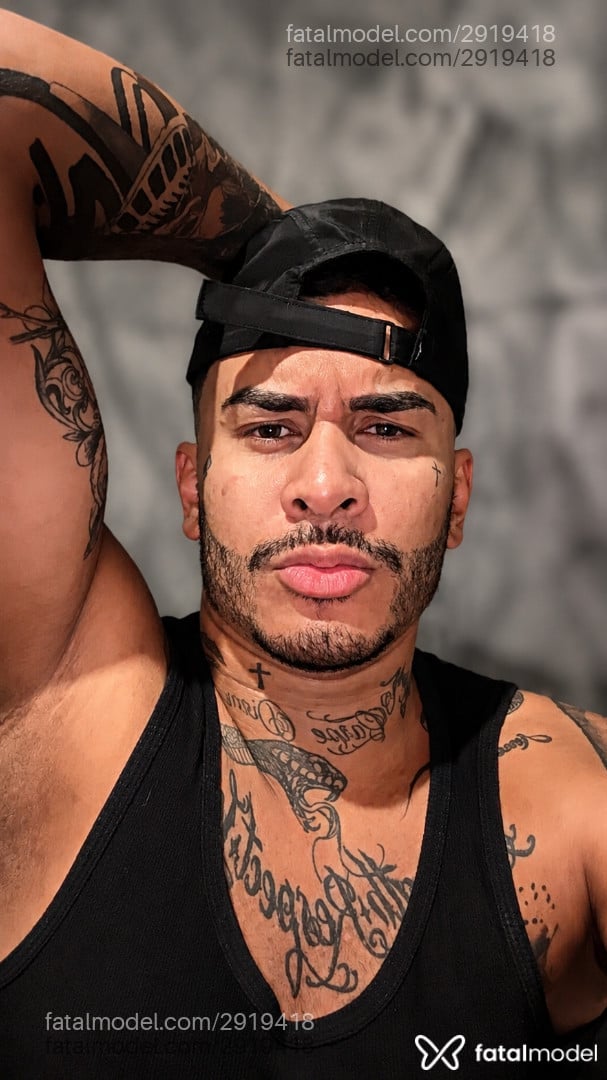 Acompanhante homem morena (o) de olhos castanhos - Morenotatuado