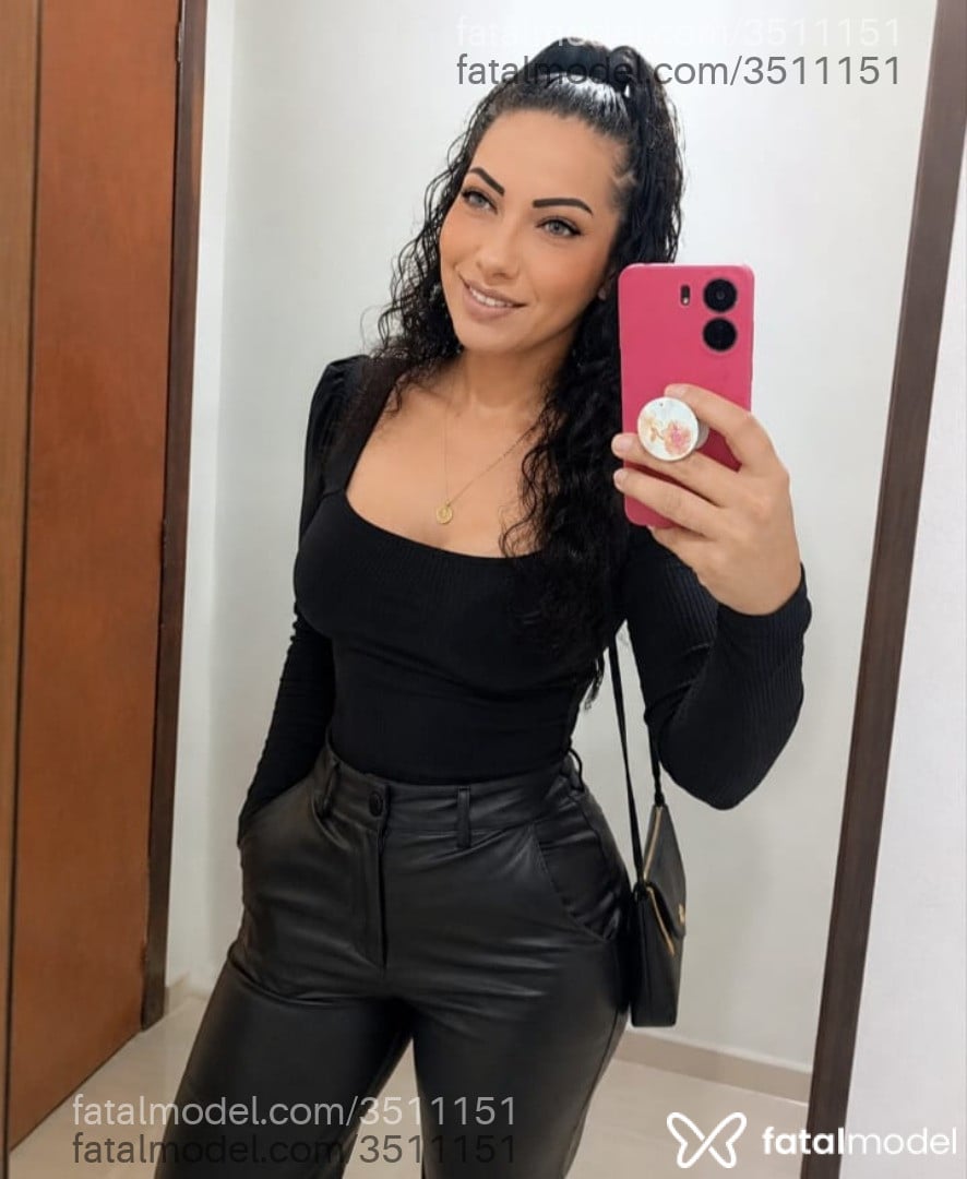 Acompanhante mulher com cabelo castanho de olhos azuis - Thaay Acompanhante mulher com cabelo castanho de olhos azuis - Thaay