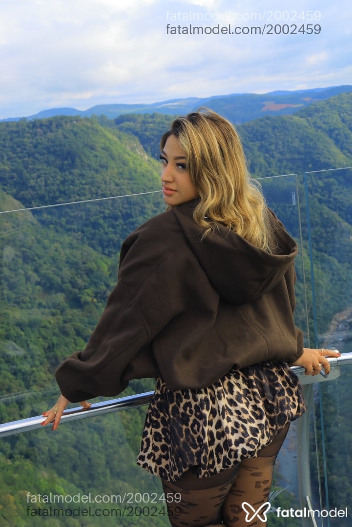 Acompanhante mulher loira (o) de olhos castanhos - Ale
