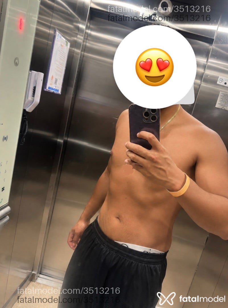 Acompanhante homem com cabelo castanho de olhos pretos - Rodrigo