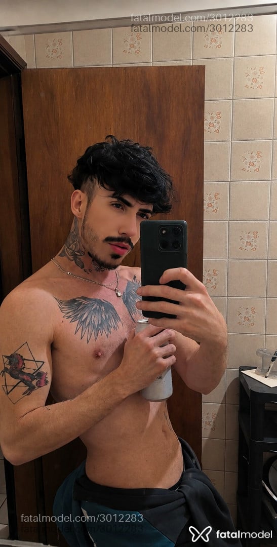 Acompanhante homem morena (o) de olhos azuis - Ekiam Venturini