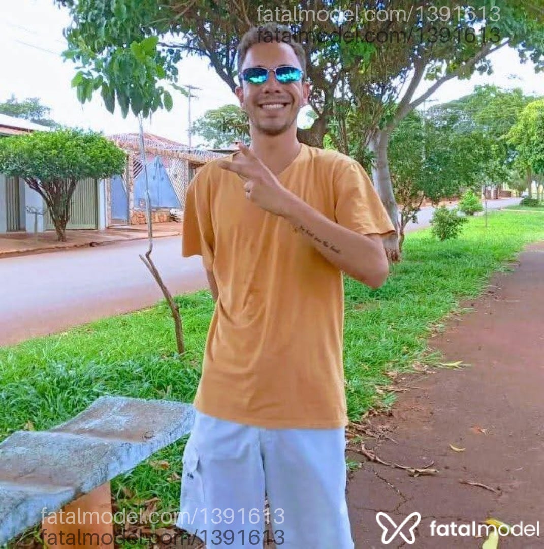 Acompanhante homem com cabelo castanho de olhos verdes - Teteu