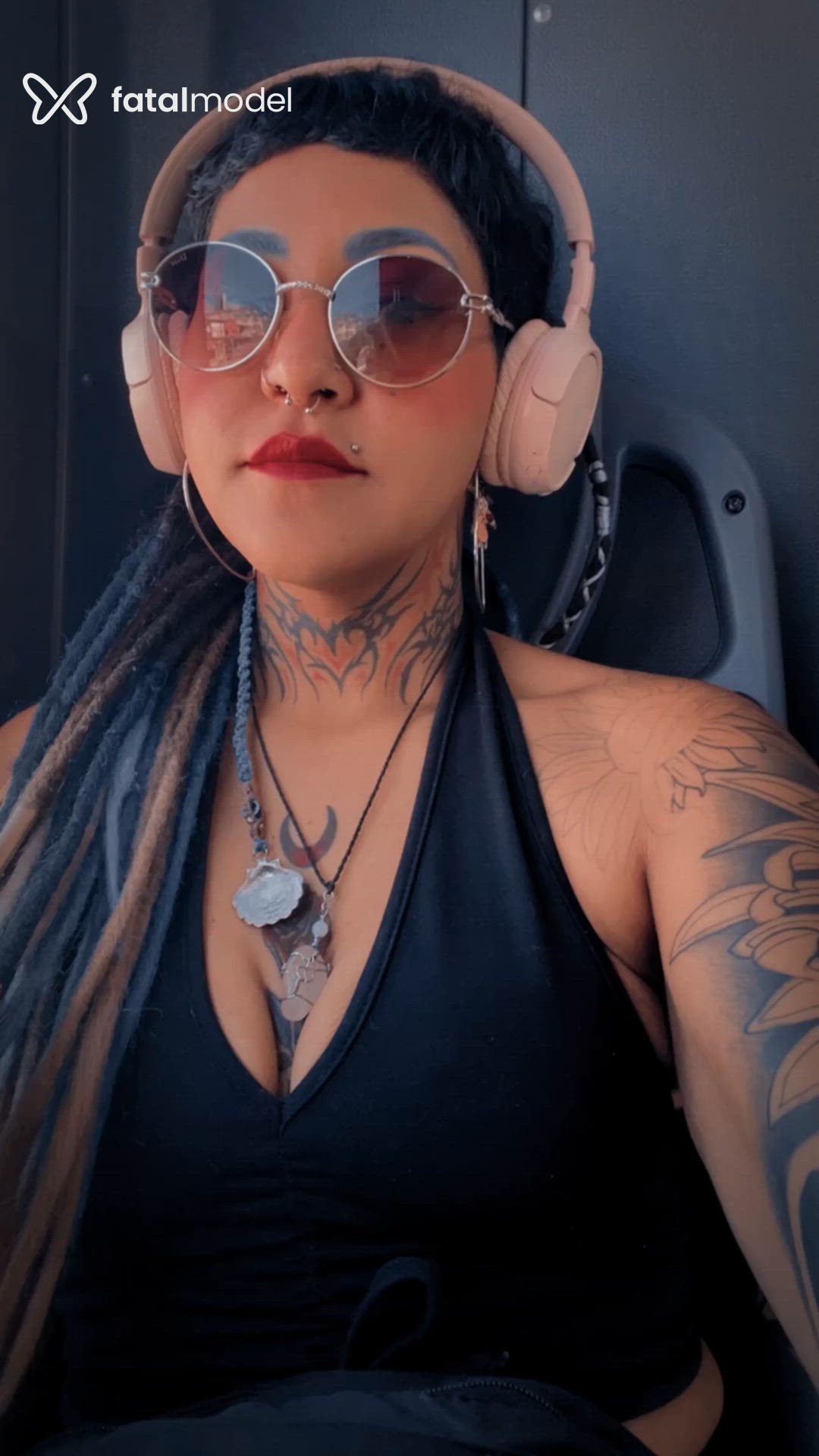 Acompanhante mulher com cabelo colorido de olhos castanhos - Bella