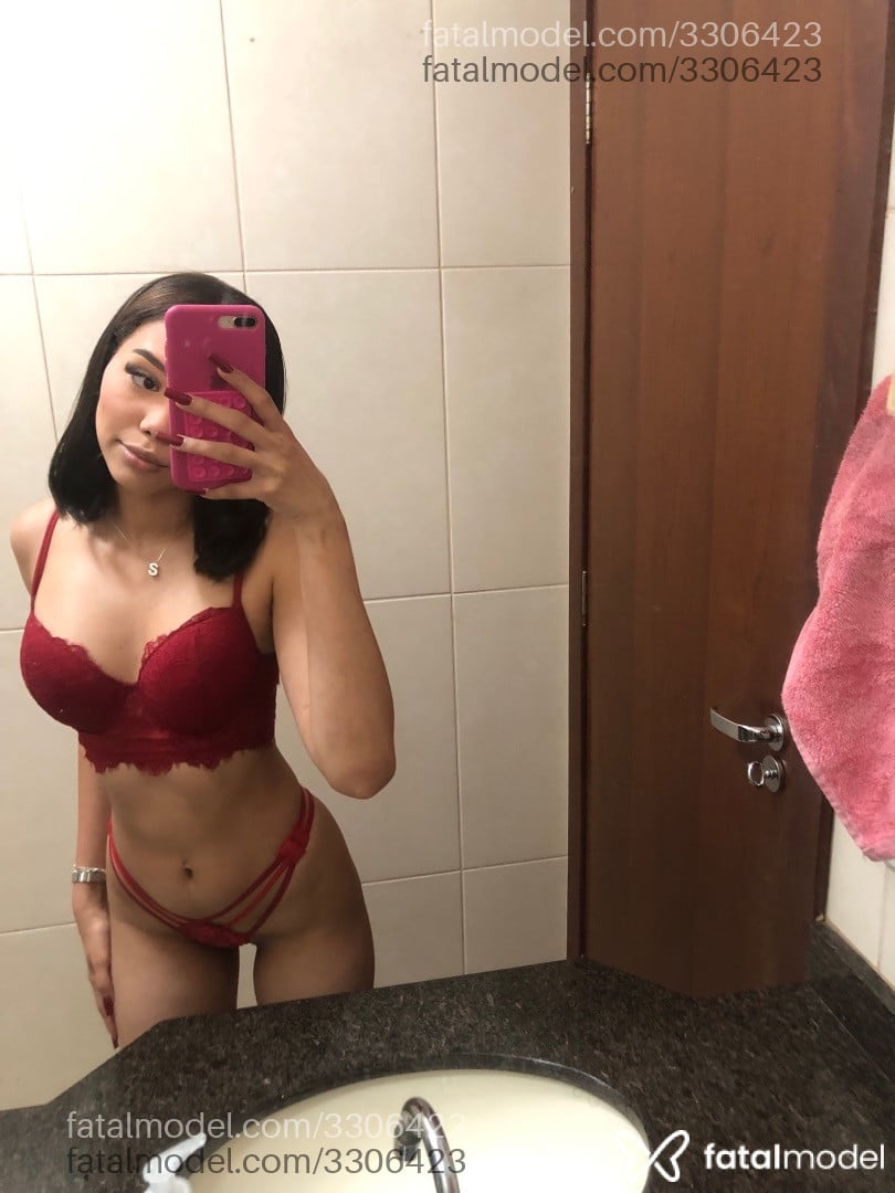 Acompanhante mulher morena (o) de olhos castanhos - Mia Maggi