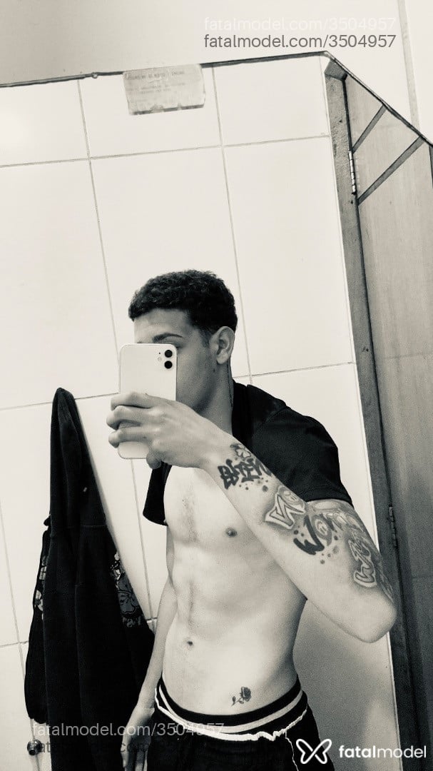 Acompanhante homem com cabelo castanho de olhos castanhos - Meninomaluquinho