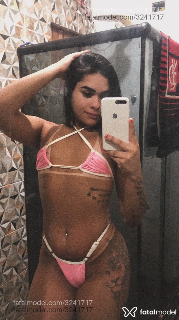 Acompanhante mulher trans morena (o) de olhos pretos - Luana