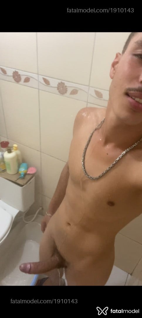 Acompanhante homem com cabelo castanho de olhos mel - Felipe Acompanhante homem com cabelo castanho de olhos mel - Felipe