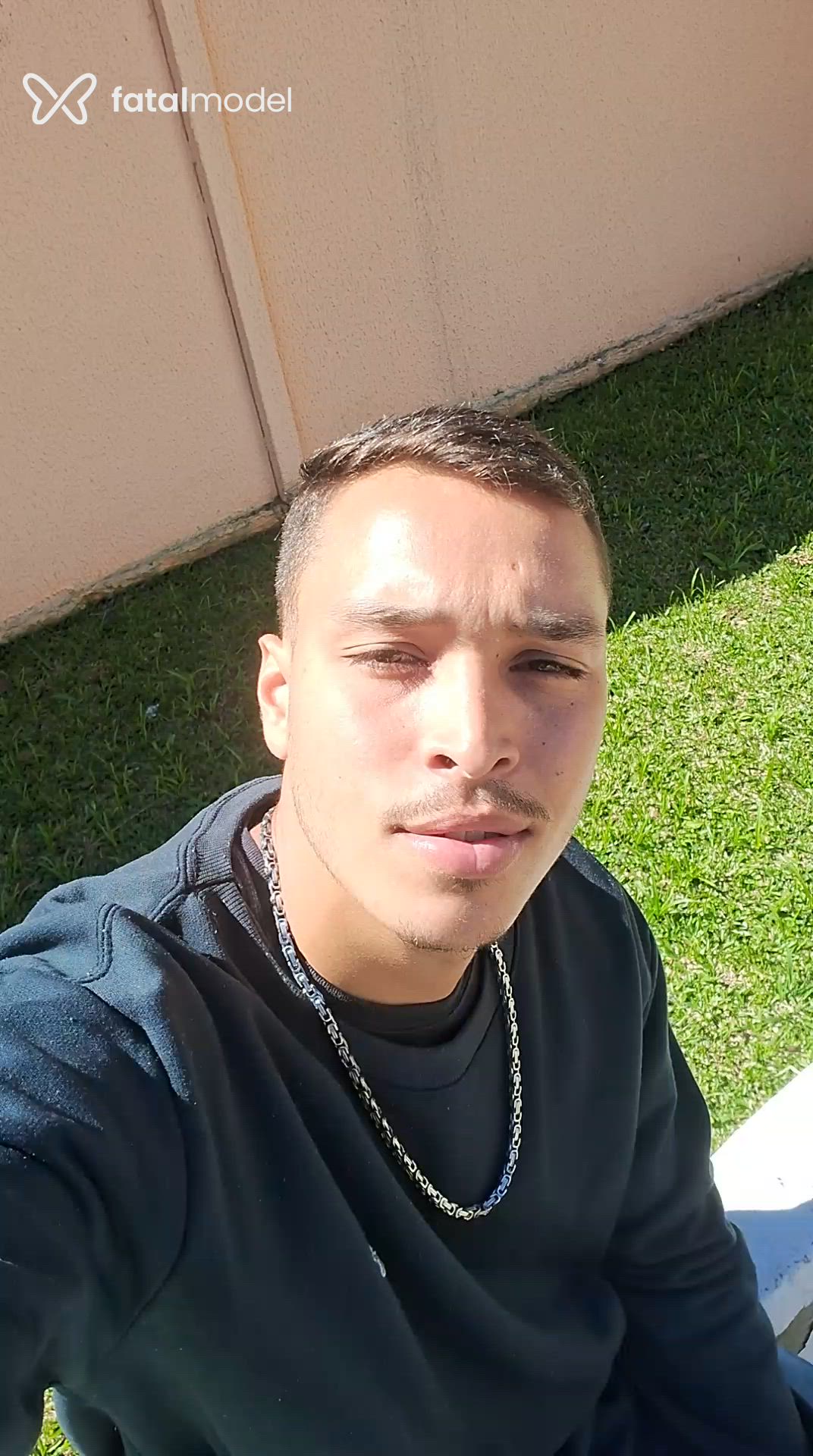 Acompanhante homem com cabelo castanho de olhos mel - Felipe Acompanhante homem com cabelo castanho de olhos mel - Felipe