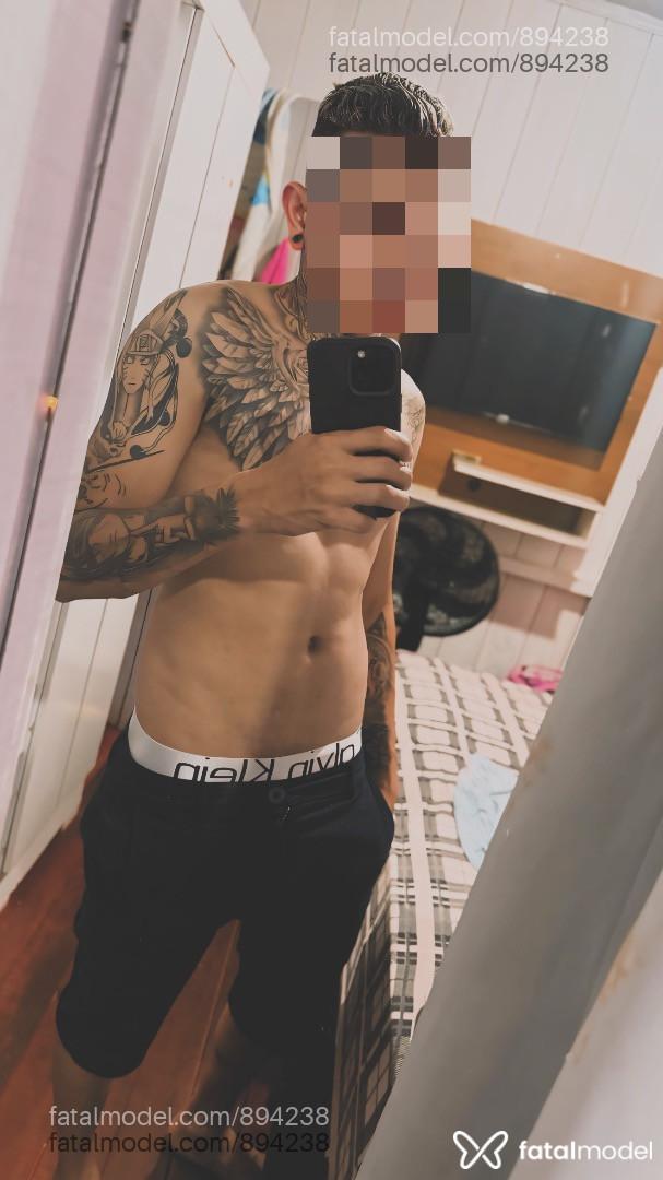 Acompanhante homem com cabelo castanho de olhos castanhos - Arthur