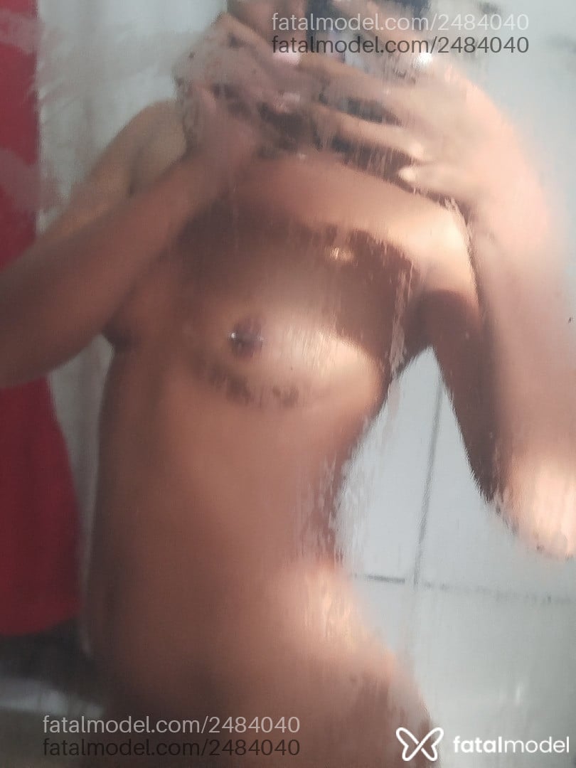 Acompanhante mulher com cabelo colorido de olhos castanhos - Ruivacastro