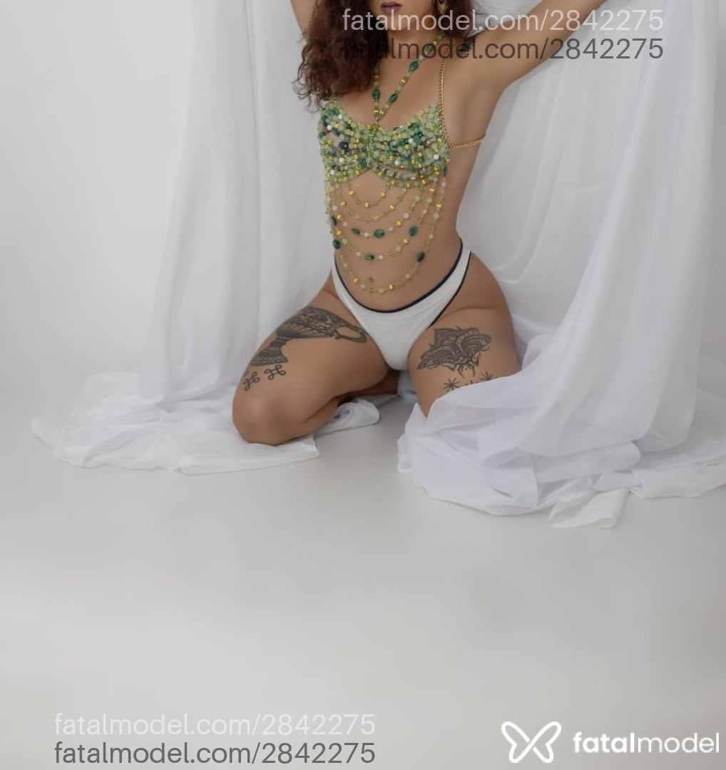 Acompanhante mulher morena (o) de olhos pretos - Fera Latina
