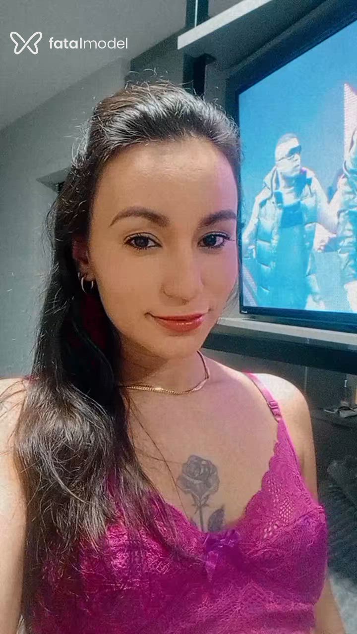 Acompanhante mulher com cabelo castanho de olhos castanhos - Mônica