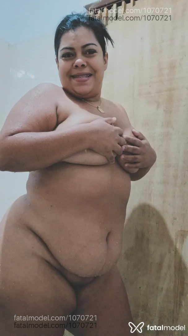 Acompanhante mulher com cabelo castanho de olhos pretos - Letícia