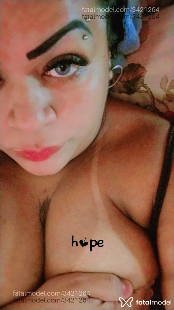 Acompanhante mulher morena (o) de olhos cinza - Jennifer