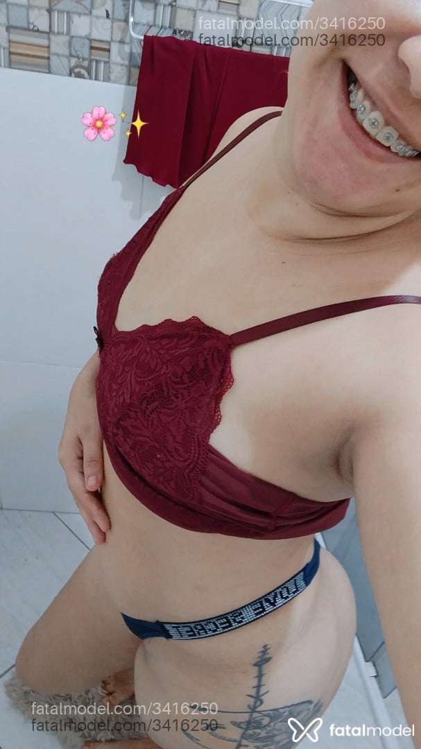 Acompanhante mulher ruiva (o) de olhos pretos - Lady Emy