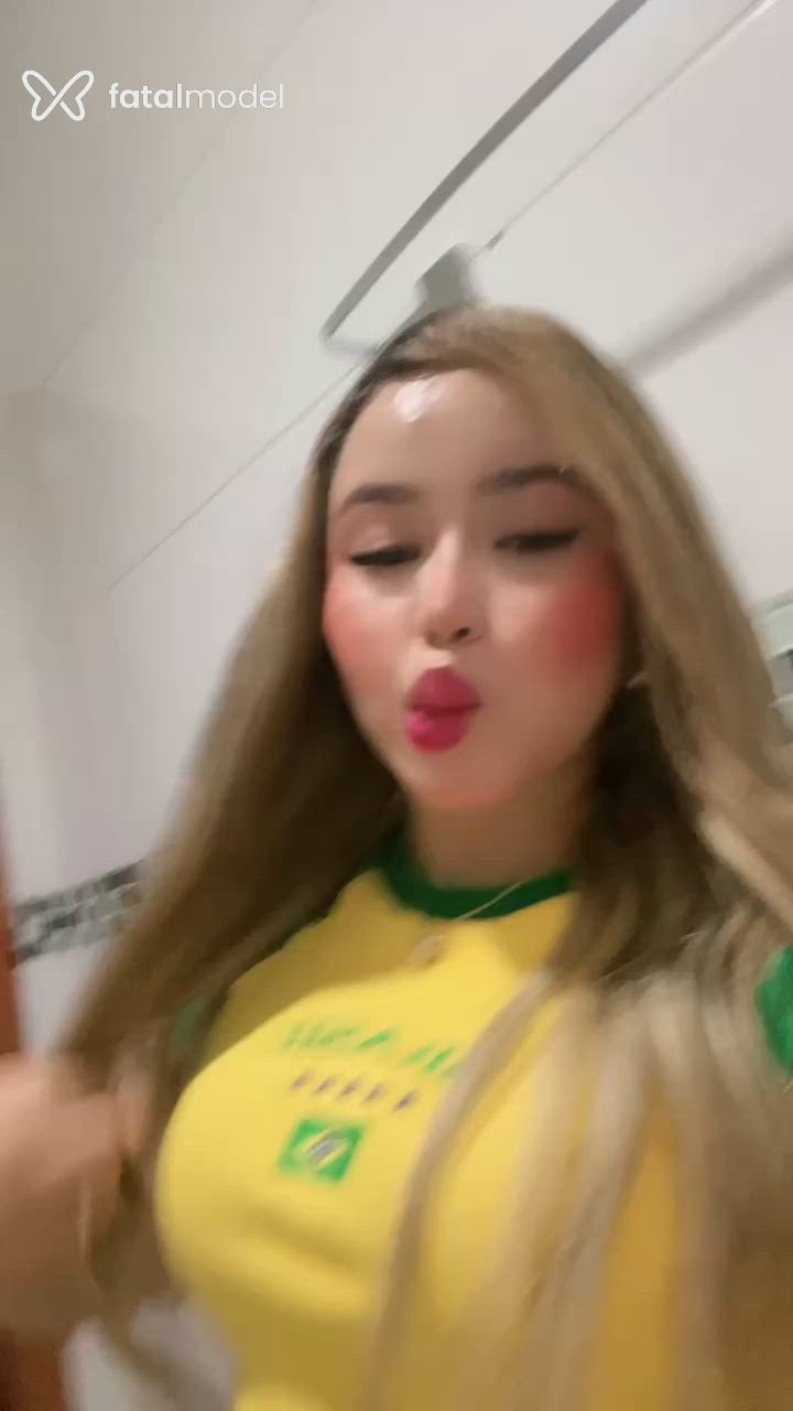 Acompanhante mulher loira (o) de olhos castanhos - Letícia Queiroz Acompanhante mulher loira (o) de olhos castanhos - Letícia Queiroz