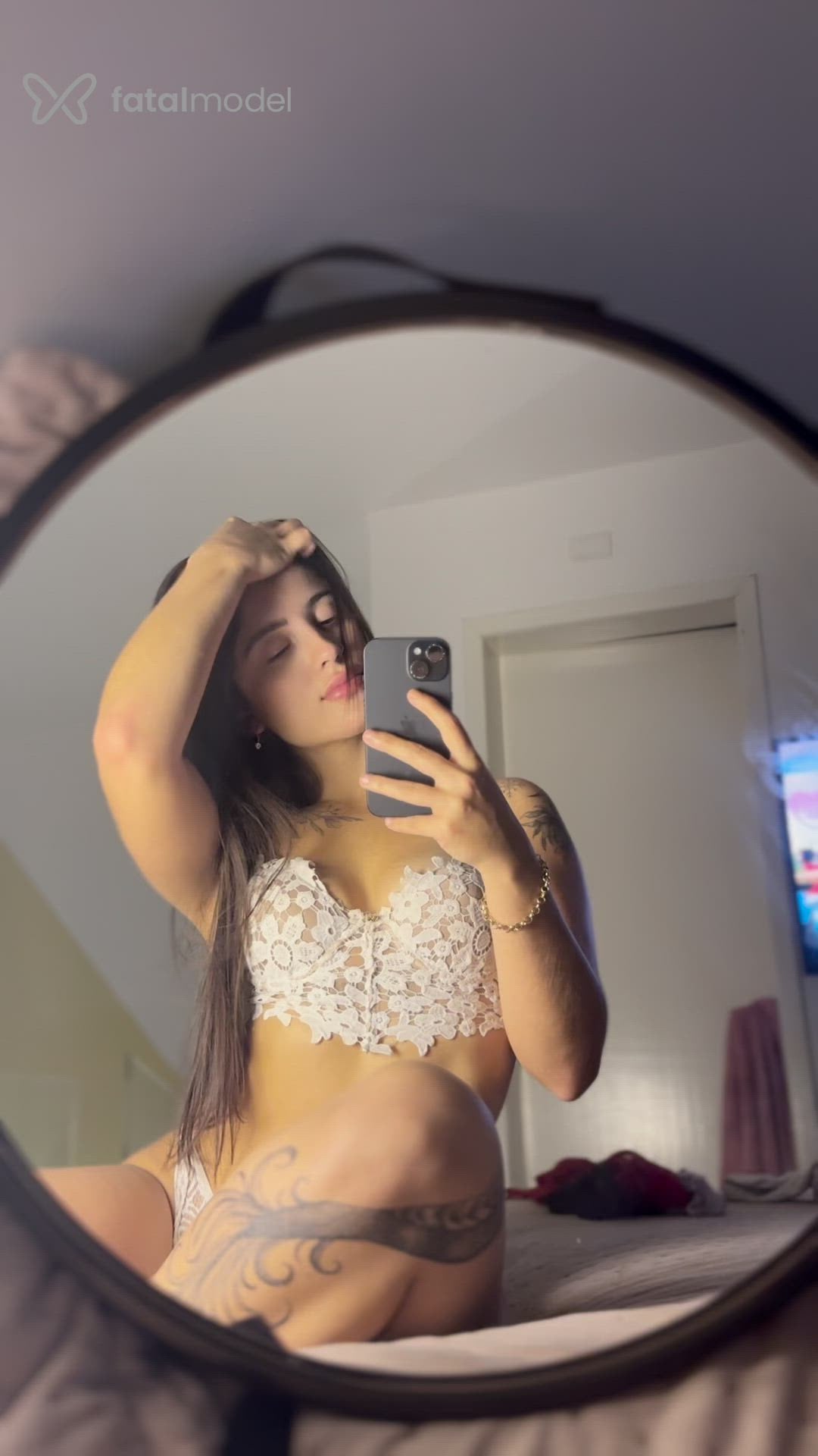 Acompanhante mulher com cabelo castanho de olhos mel - Babi Cardoso