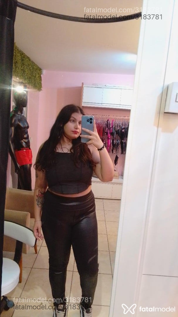 Acompanhante mulher com cabelo castanho de olhos mel - Maya Bellini