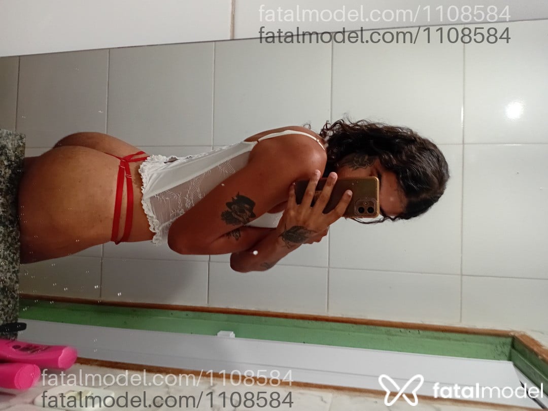 Acompanhante mulher trans com cabelo castanho de olhos pretos - Moira