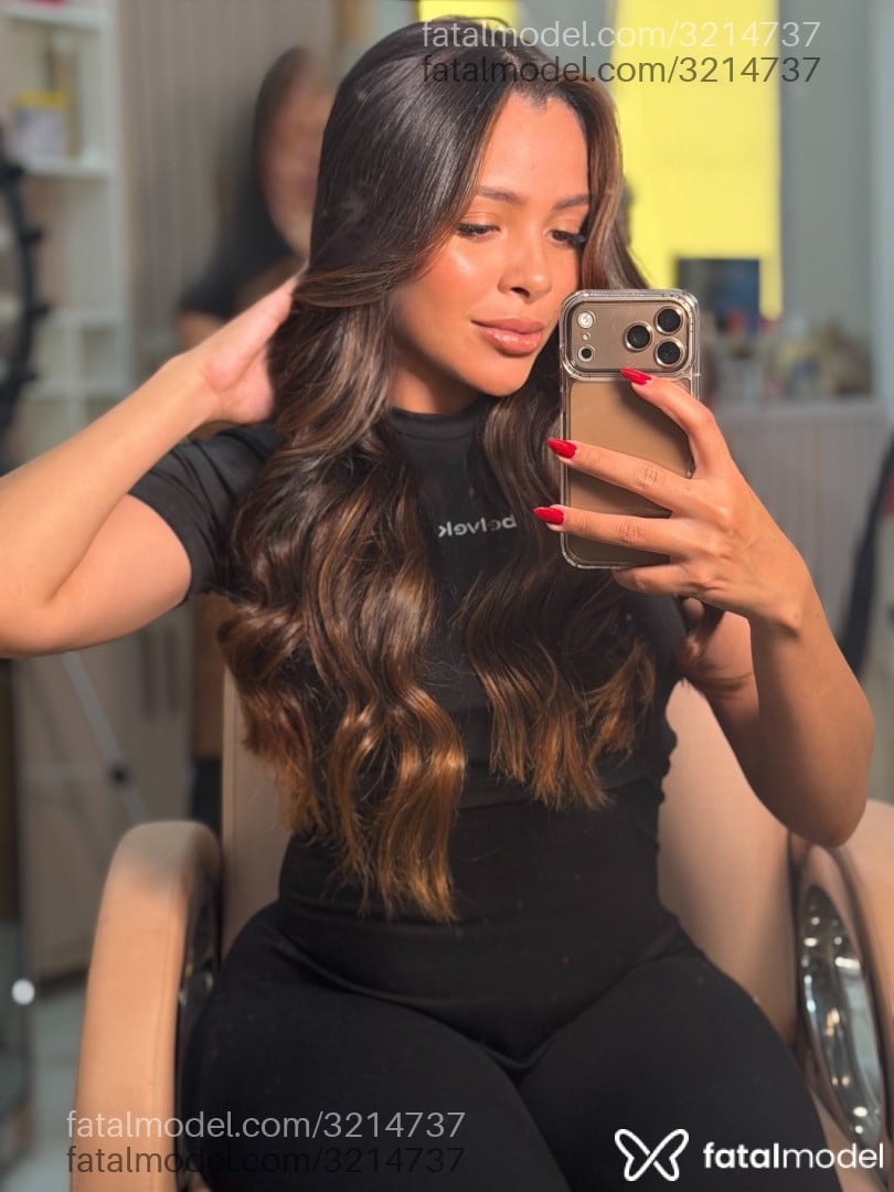 Acompanhante mulher com cabelo castanho de olhos castanhos - Ana Carolina