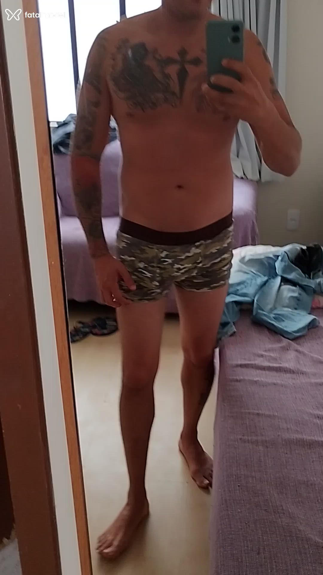 Acompanhante homem com cabelo castanho de olhos castanhos - Mutley