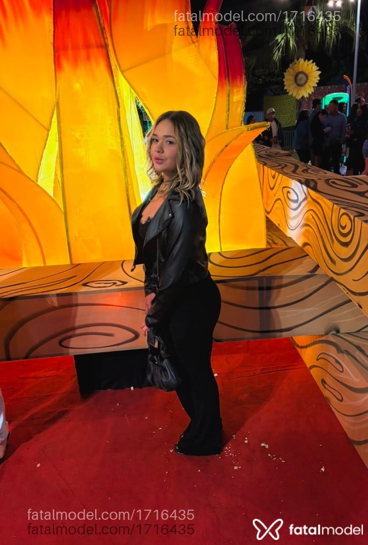 Acompanhante mulher loira (o) de olhos castanhos - Lua Oliveira
