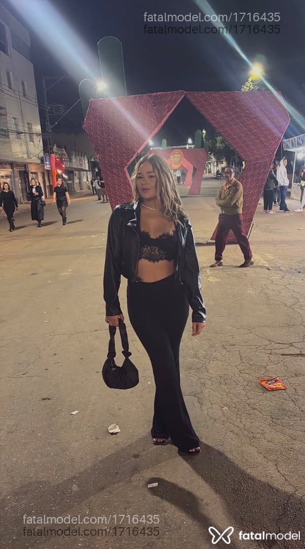 Acompanhante mulher loira (o) de olhos castanhos - Lua Oliveira