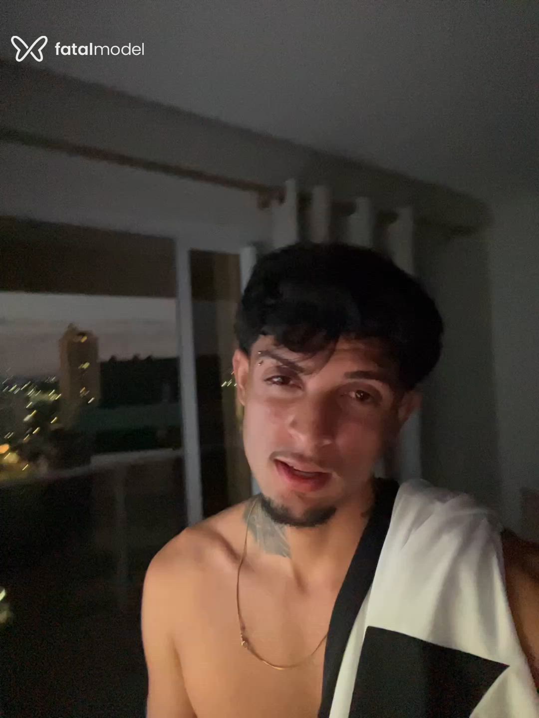 Acompanhante homem com cabelo castanho de olhos castanhos - Apollo