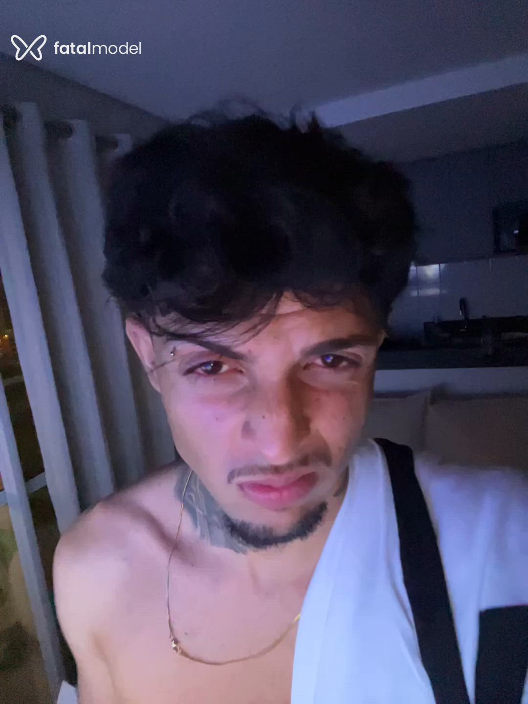 Acompanhante homem com cabelo castanho de olhos castanhos - Apollo