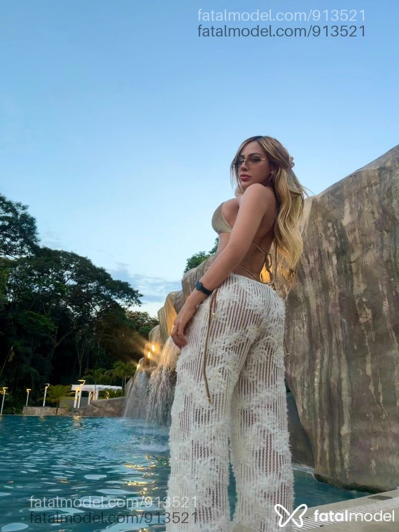 Acompanhante mulher loira (o) de olhos castanhos - Cibelly