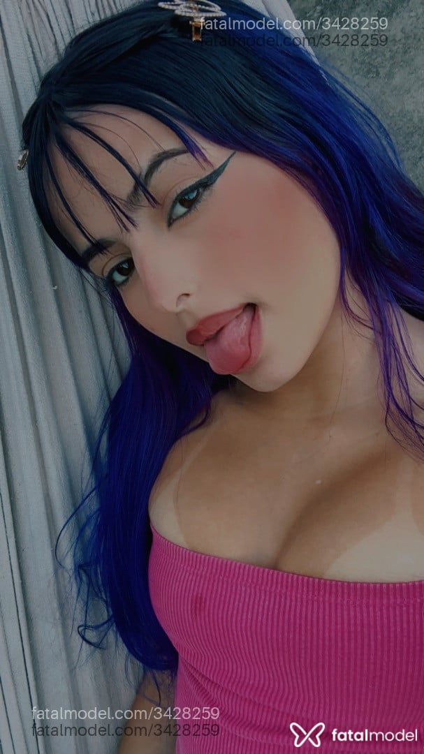 Acompanhante mulher com cabelo colorido de olhos castanhos - Ravena Pirez