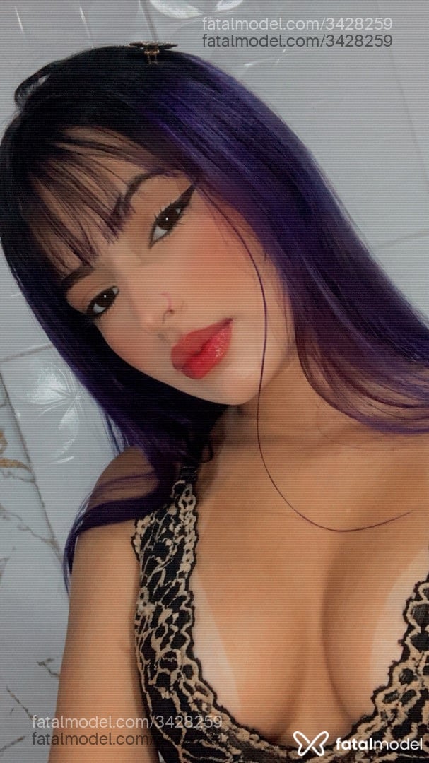 Acompanhante mulher com cabelo colorido de olhos castanhos - Ravena Pirez