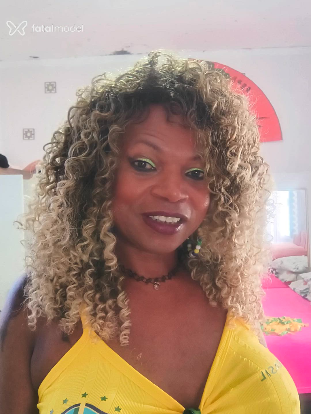 Acompanhante mulher trans com cabelo castanho de olhos pretos - Marcia Souza