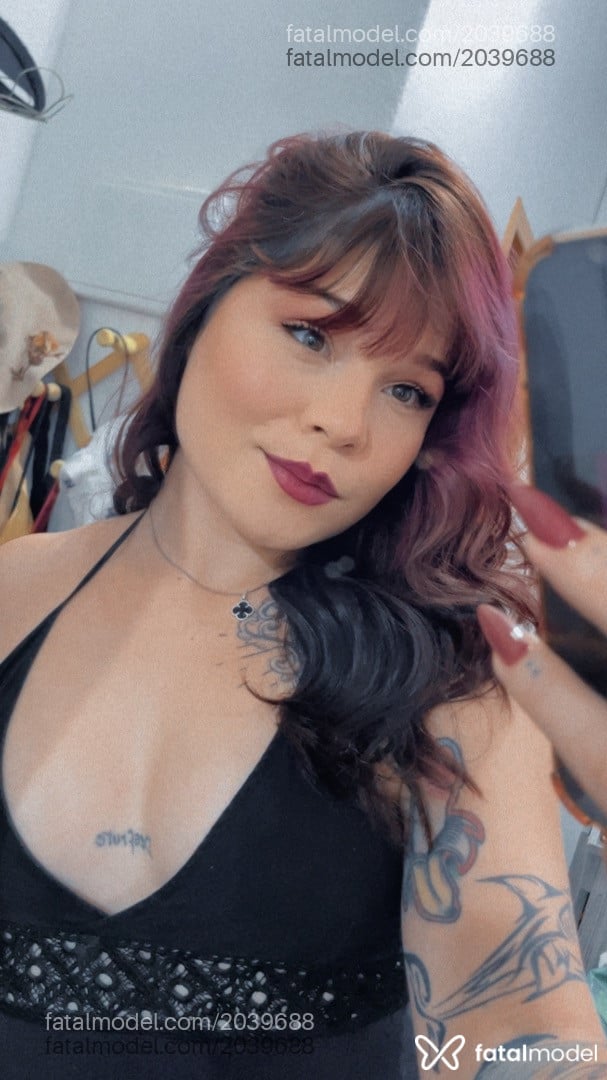 Acompanhante mulher com cabelo colorido de olhos castanhos - Remaviii