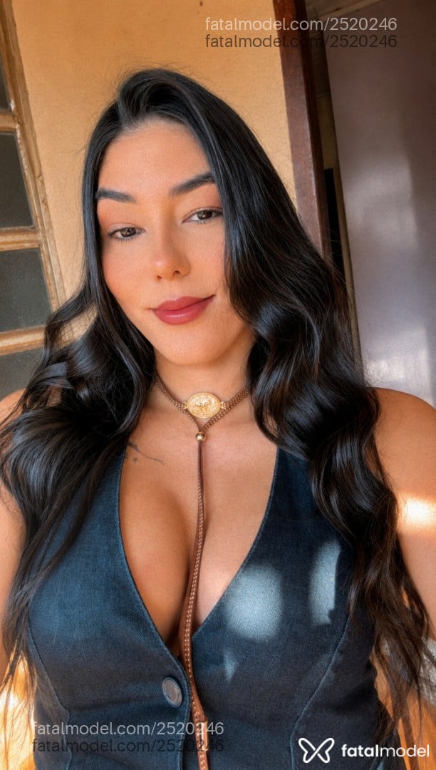 Acompanhante mulher morena (o) de olhos pretos - Heloísa