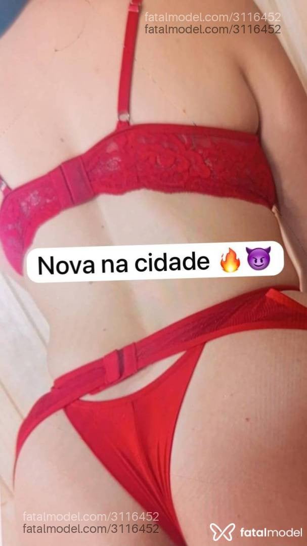 Acompanhante mulher loira (o) de olhos castanhos - Maynara