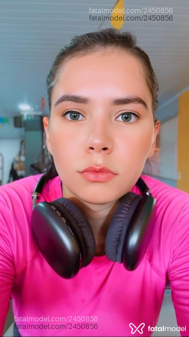 Acompanhante mulher com cabelo castanho de olhos verdes - Julia Castro