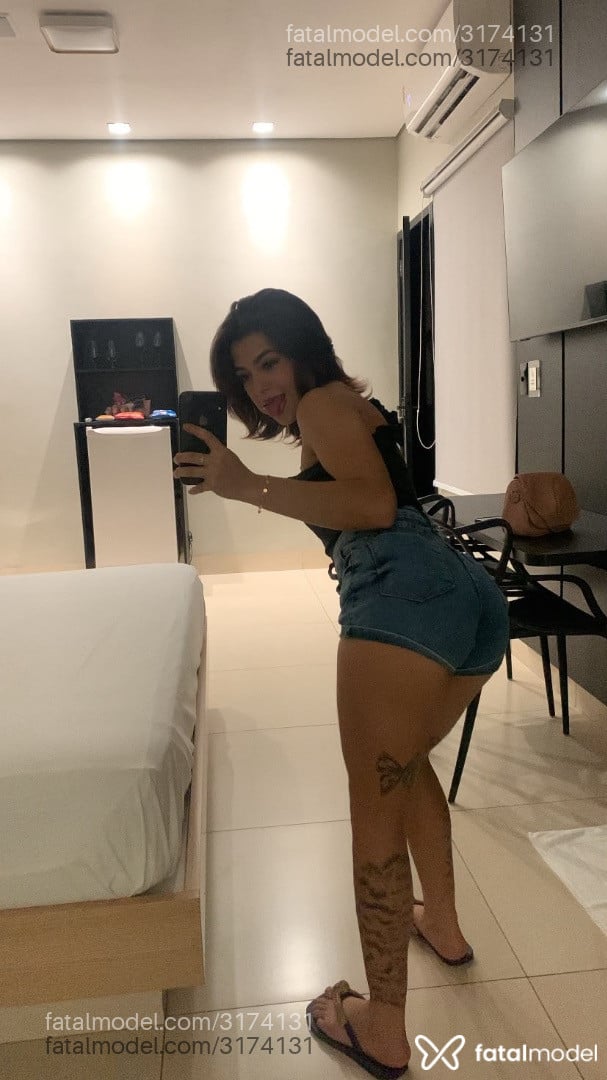 Acompanhante mulher com cabelo castanho de olhos verdes - Bbezinha
