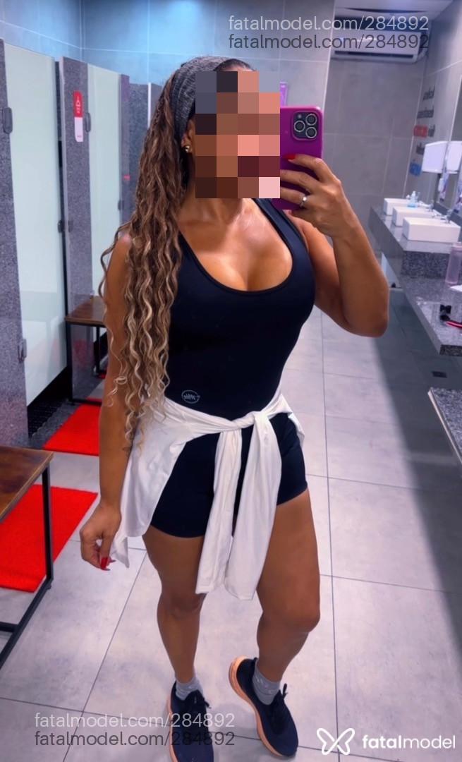 Acompanhante mulher loira (o) de olhos castanhos - Karen